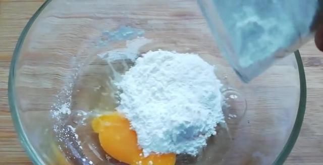  搅拌均匀|巧克力纸杯蛋糕，无任何添加剂，口感特别好，做法教给大家！