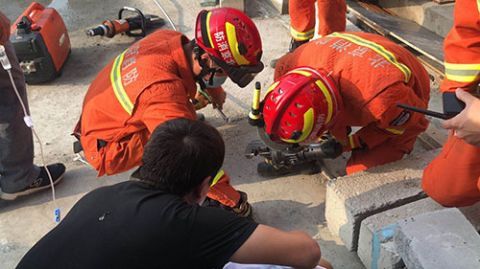  这件|危急！3米钢管高空掉落插入工人肩膀，消防员先做了这件事……