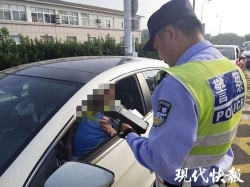  真相|女子坐警车来参加教师编制考试，真相让人意外