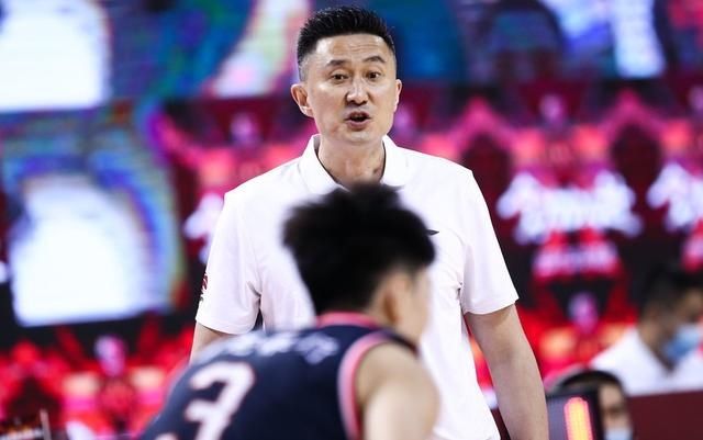  场上|杜锋不敢说易建联？亲口回应来了，老将在场上做得不好一样待遇