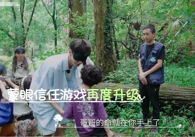  萌娃之间|萌娃带路郑爽差点崴脚，脱口而出的话引关注，有无爱心很明显
