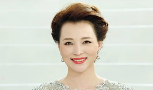 董卿|董卿卸妆后，沈梦辰卸妆后，玲花卸妆后、网友：真没眼看啊！