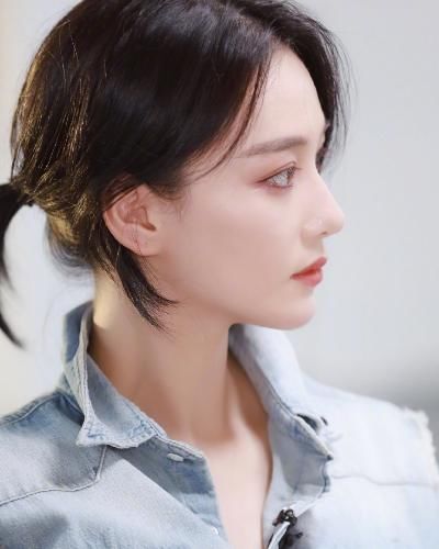  摆拍|张馨予晒厨房做饭照，有谁注意她的双手？是否摆拍一目了然