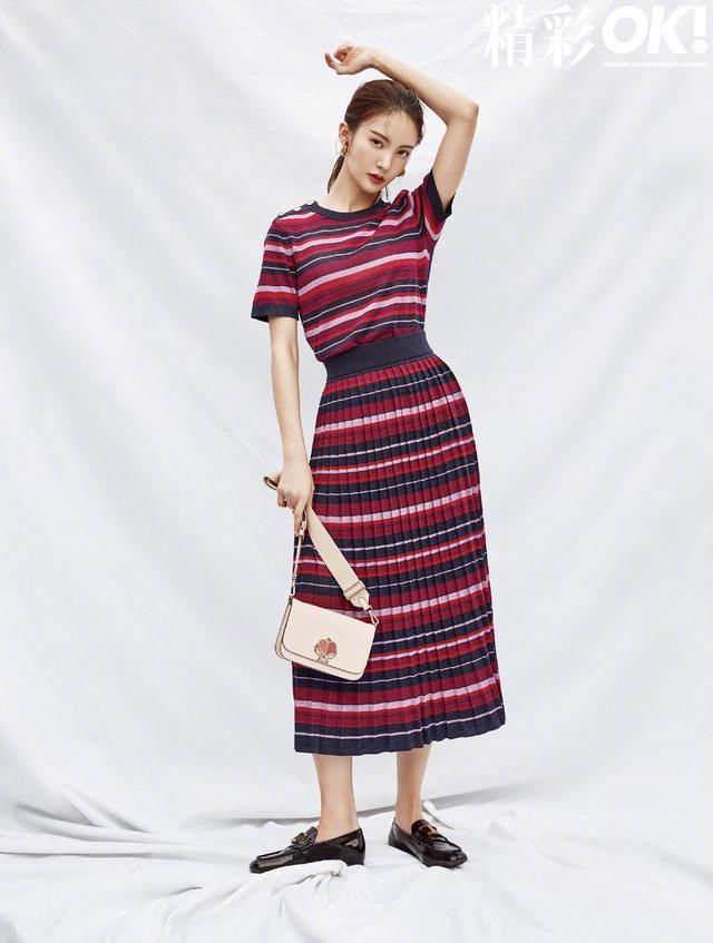  气质|金晨最新时尚大片释出，蓝色毛衣配半身裙，优雅知性气质超好