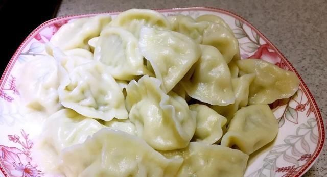  速冻|煮速冻饺子，不要把水直接煮进锅里，教你一招饺子不容易粘锅