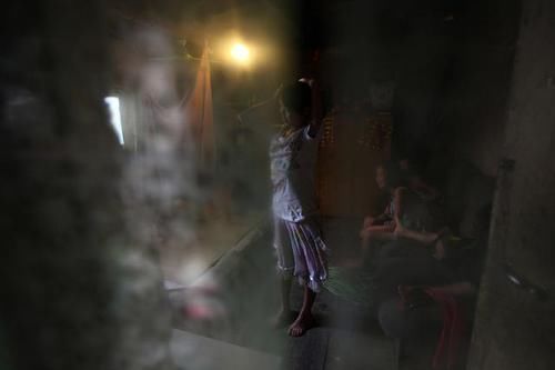  小女孩|实拍：农村9岁小女孩暑假在街头卖菜，最大心愿是能上大学