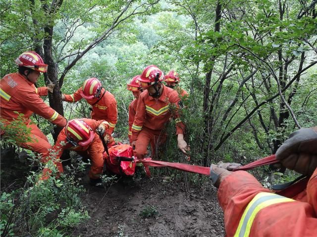 受伤|12小时、12公里！俩驴友门头沟爬野山受伤，救援人员连夜冒雨救援