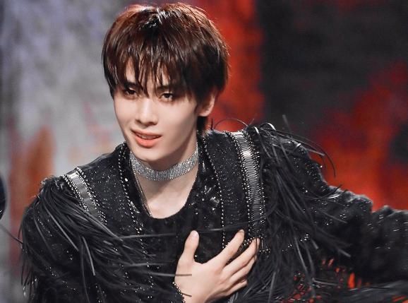  合照|程潇生日晒合照，少年之名全员为她庆生，看到C位的男孩：太意外