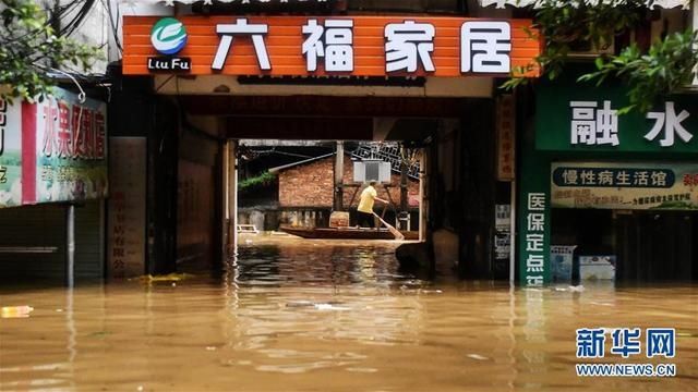  市民乘小船|广西融水：强降雨引发严重内涝