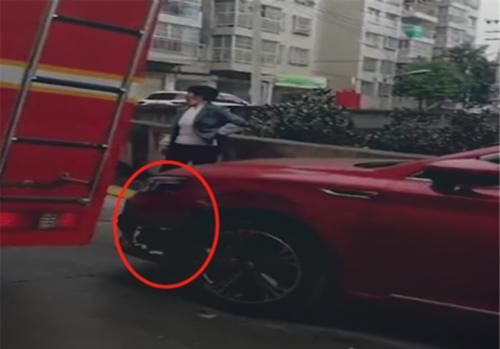  压扁|私家车占用消防通道，消防车直接冲过去，网友：建议直接压扁！
