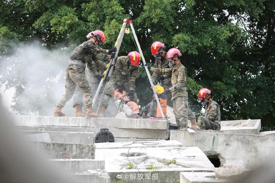 尖兵出动！武警官兵应急救援演练