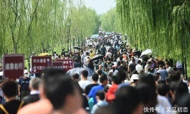 文章列表|4000桌排队等吃饭!全国网友在刷一句话,瞬间泪目