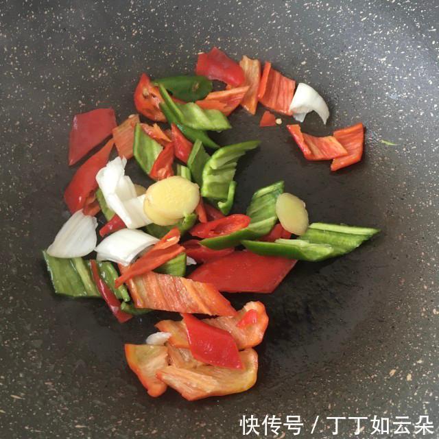 炒鱼|青红椒炒鱼豆腐，简单快手家常菜