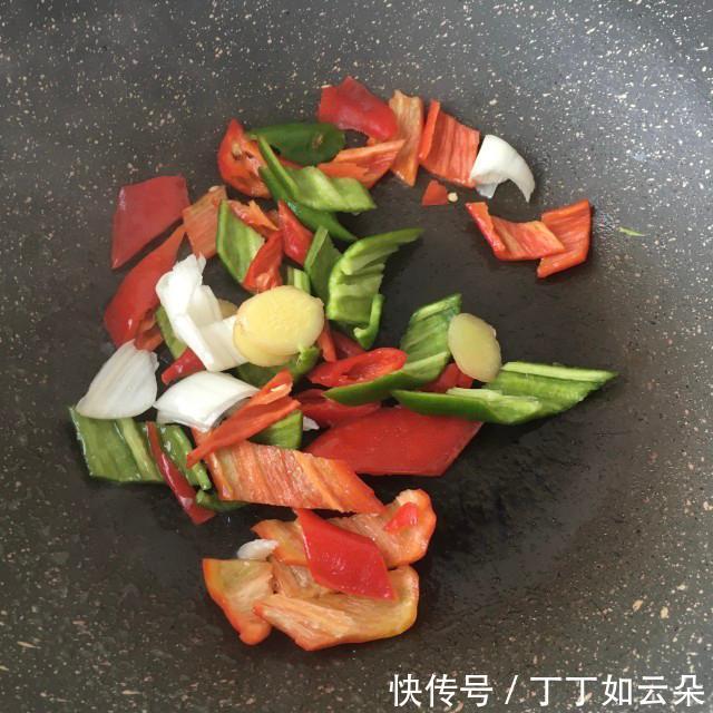 炒鱼|青红椒炒鱼豆腐,简单快手家常菜