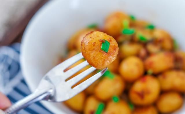 上桌|邻居送的食材,有钱也难买到,上桌都抢着吃,一口一个,够味