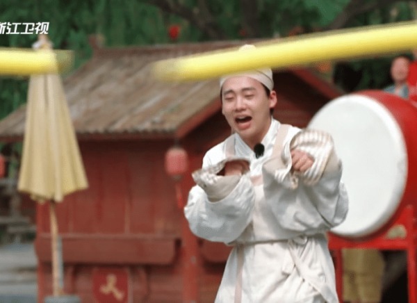 奔跑|《奔跑吧》最豪横的嘉宾,散步被棍子抽打,一边走一边喊叫!