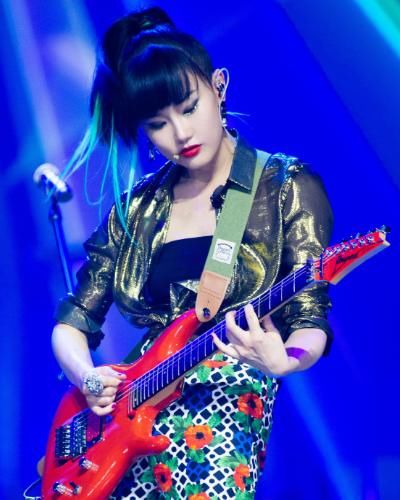  淘汰|万茜皇族被孤立？送别袁咏琳淘汰，队员不带她玩了