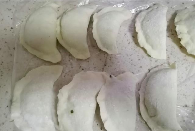  搅拌均匀|传统美食炸菜角，和面是关键，皮薄馅香，咬一口都是菜。太香了。