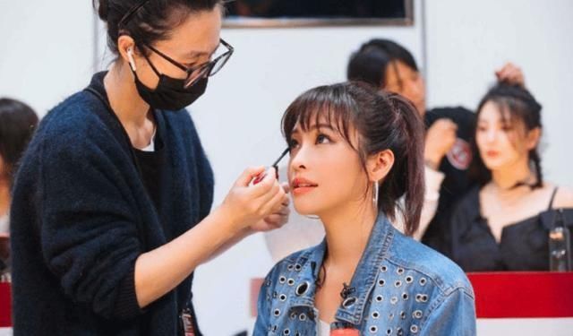  姐姐|《乘风破浪》里最没存在感姐姐，独自一桌吃饭，连吴昕都不熟悉她