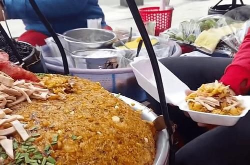  鲜香软|路边摊卖糯米饭太畅销！满满一大锅有肉有菜，糯米鲜香软黏真诱人