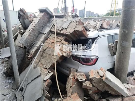  车主|今天中午杭州绍兴路一堵围墙倒塌，20多辆车被砸坏