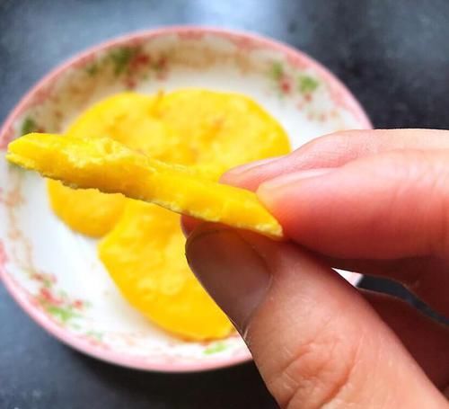  抓握|鸡蛋不过敏的宝宝，不要错过这个小饼，锻炼手眼协调及抓握能力