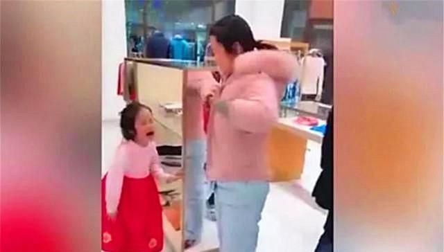 忘记|“让你忘记买玩具”,7岁女儿当众“殴打”妈妈,爸爸做法很解气