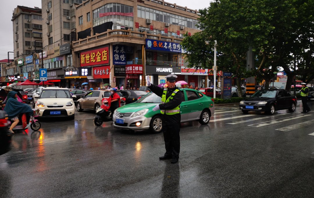  风雨|烟台交警，风雨中的逆行者！