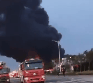  停车场|停车场火光冲天！210吨高危化学品怎么办？