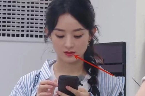  喝汤|中餐厅滤镜给赵丽颖省口红了，喝汤前是浆果色，喝完变烂番茄色