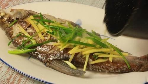  看似|清蒸武昌鱼，看似简单技巧很多，掌握这些要点，鱼肉鲜美嫩滑解馋