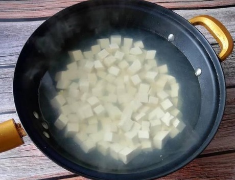  小白菜|白菜炖豆腐，有人先炒白菜，有人先炒豆腐，都错了，这样做才好吃