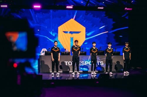  队伍|TES微博投票首次超越RNG？粉丝自嘲：没成绩都不好意思投票！