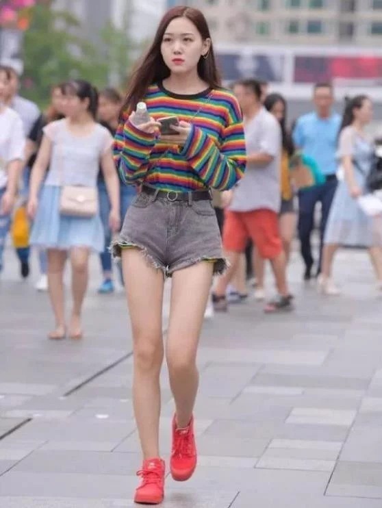 热裤|街拍：身材高挑的小姐姐，条纹上衣配牛仔热裤，青春活力气息