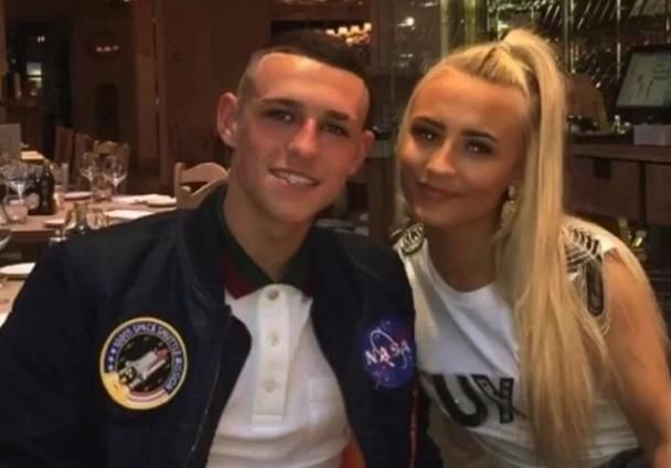 英格兰国脚|三狮军团又1丑闻曝光!两位00后国脚摊大事了,私自带女生进酒店