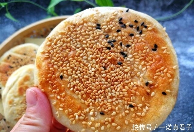 不用|想吃烧饼不用买,没有烤箱也能做,煎一煎凉了也不发硬