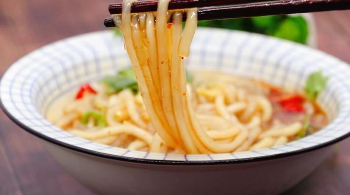  爽滑|天气炎热没有胃口？教你做一碗酸辣土豆粉，筋道爽滑，酸辣开胃