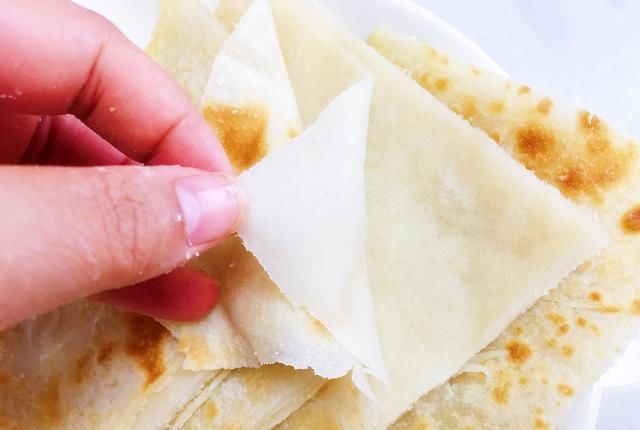  详细|家常烙大饼的方法松软筋道，凉了不硬千层大饼简单易学详细讲解