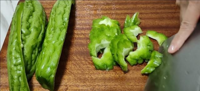  香浓|鱼和苦瓜天生一对，这客家做法超下饭，香浓入味又不苦，太好吃了