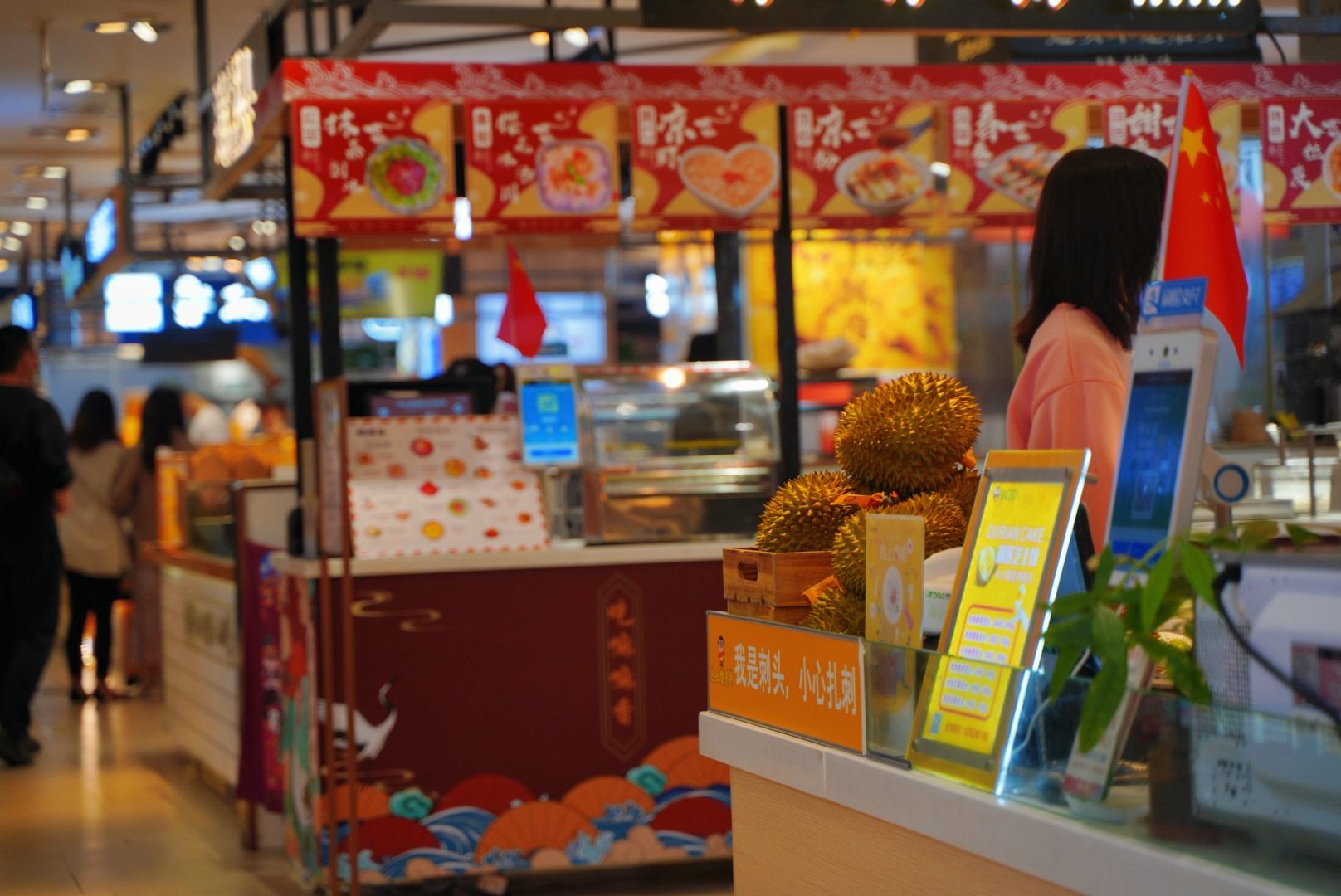 商场里|美食打卡攻略!每一个美食聚集地,都种满了成都人