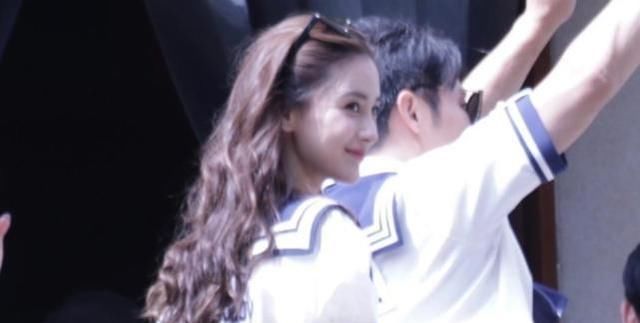 敬业|Baby有多敬业?玩游戏裙子被吹起一角!她的下意识动作堪称教科书