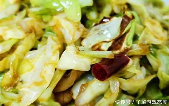 大厨|饭店炒包菜为什么那么好吃?饭店大厨:炒前放一味料,你也能做到