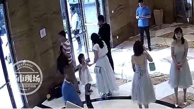 伸出|可恶！不仅在婚礼上蹭吃蹭喝，男子还向人伸出了“第三只手”