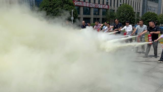 长沙雨花经开发展集团公司联合红十字蓝天救援队举行安全培训及应急演练