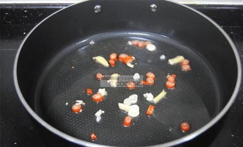  极美|这菜味道极美，比大鱼大肉还受欢迎，简单炒一炒，上桌就光盘