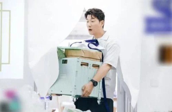  预告|《中餐厅4》预告“移花接木”，张亮潇洒离开，口碑却差点不保