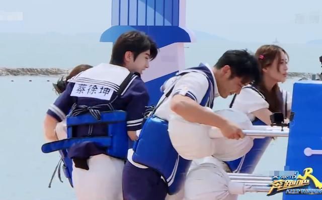 举动|蔡徐坤跟吴宣仪玩搏击,谁留意到蔡徐坤举动“钢铁直男”没错了