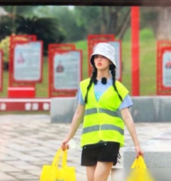  双手|同样为医护人员送餐，李浩菲双手奉上，看到杨超越姿势：没好感