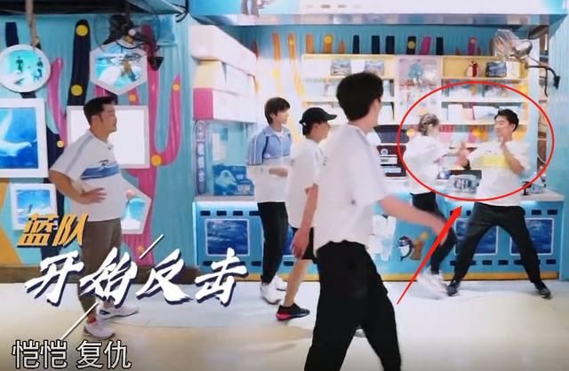  郑恺名牌|郑恺秒撕蔡徐坤名牌，蔡徐坤下一秒的行为，暴露出人品