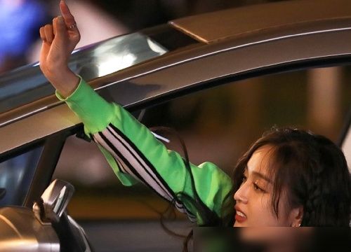  驾到|《新手驾到》定档,吴宣仪夜间练车表情认真,小鬼考完科一步伐潇洒